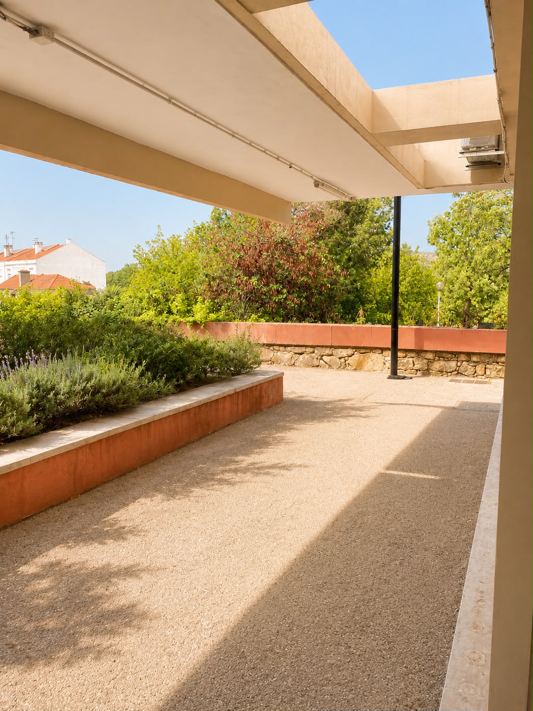 Zona exterior coberta, com jardim